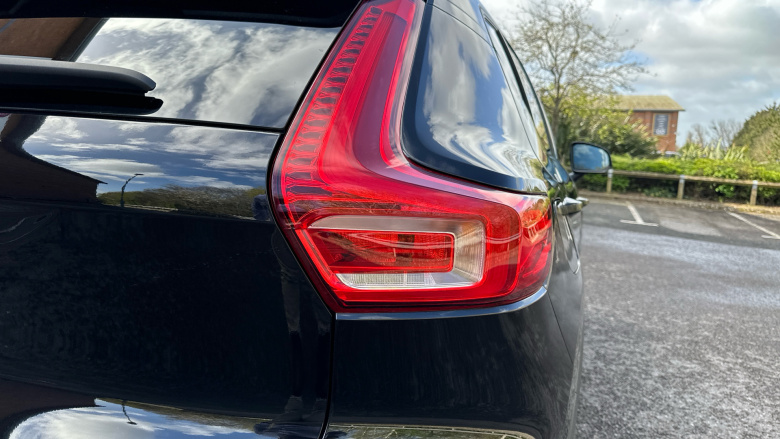 Volvo XC40 2.0 B3P Plus Dark 5dr Auto Petrol Estate